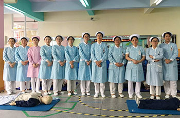 我院护理志愿服务队走进社区开展急救技能培训，彰显护理服务担当